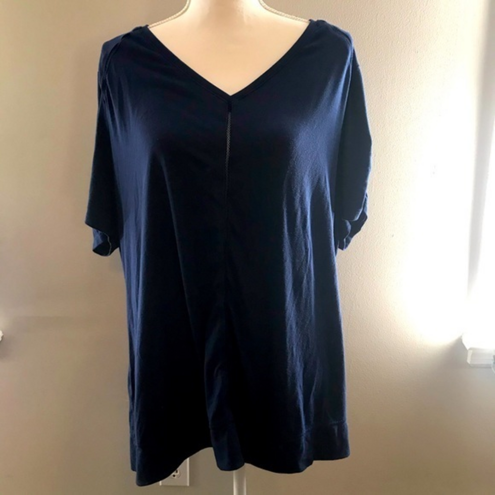 Livi Active Navy Tee 22/24 EUC‎